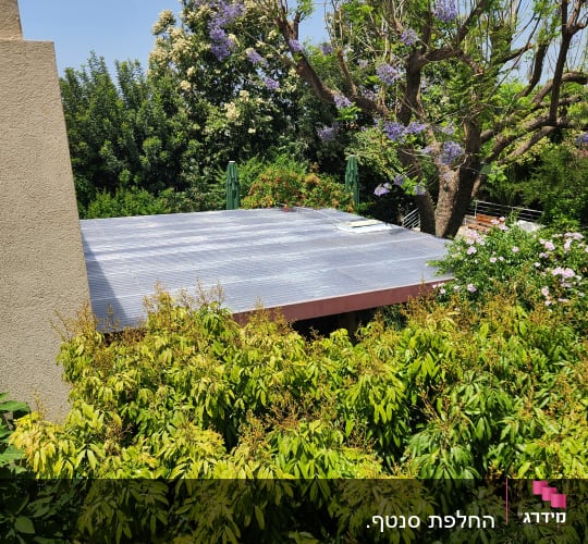 פרגולה מאלומיניום עם גג שקוף בין עצים